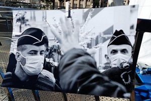 La Stupeur ! À TOULON, Collègues affichés