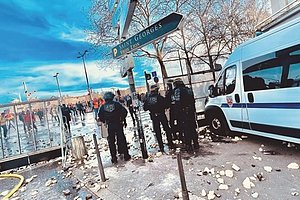 PLUIE DE PAVÉS SUR LES CRS À LYON